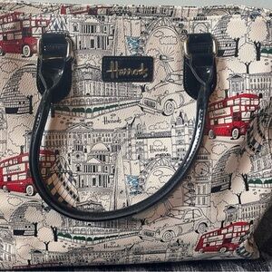 Pre- Loved Stunning Des Harrods Beige London Print Tote with Black Handles